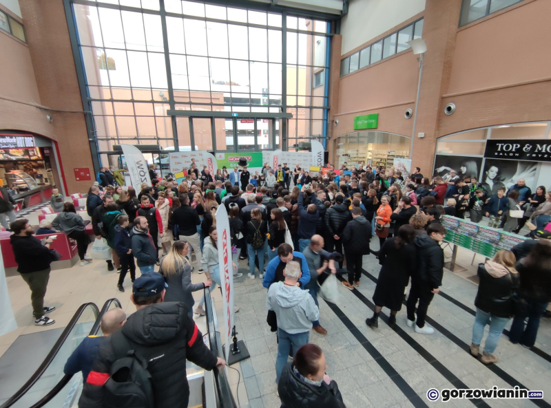 16/17 Tłum mieszkańców Gorzowa na premierze Monopoly Gorzów