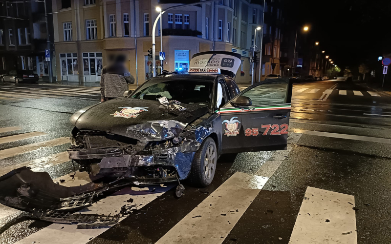 4/6 Pijana kierująca saabem zderzyła się z taksówką
