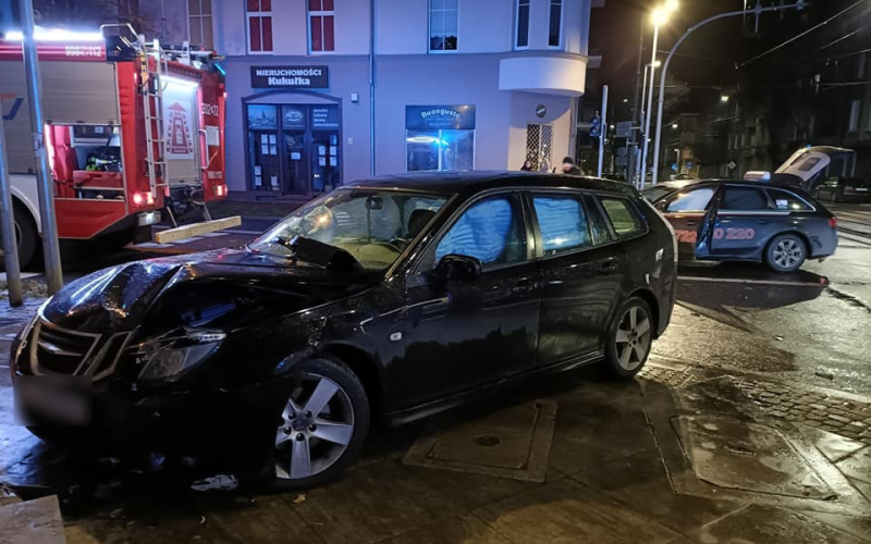 5/6 Pijana kierująca saabem zderzyła się z taksówką