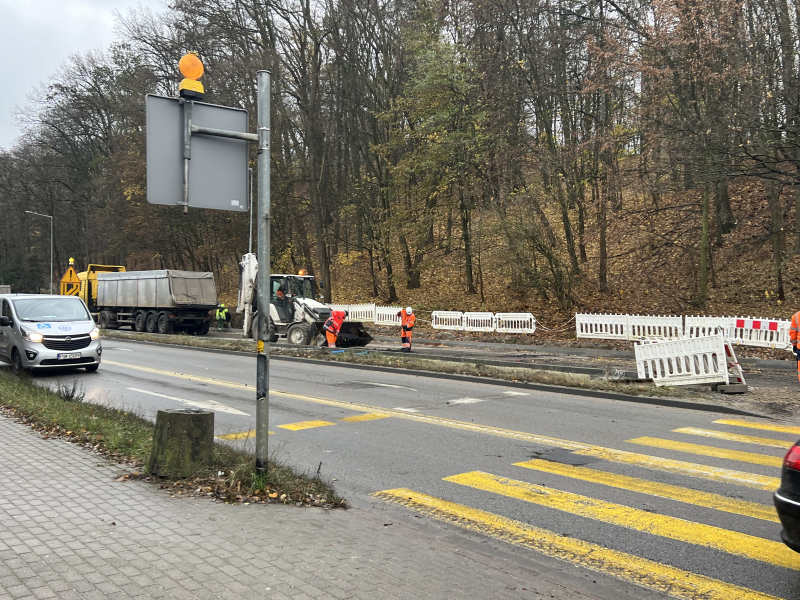 2/6 Pierwsza warstwa asfaltu na rondzie przy Słowiance