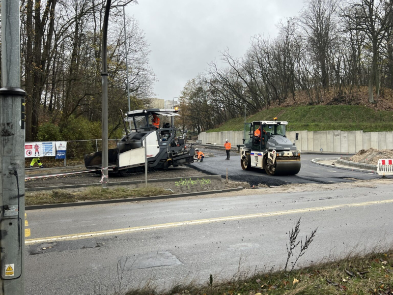 5/6 Pierwsza warstwa asfaltu na rondzie przy Słowiance
