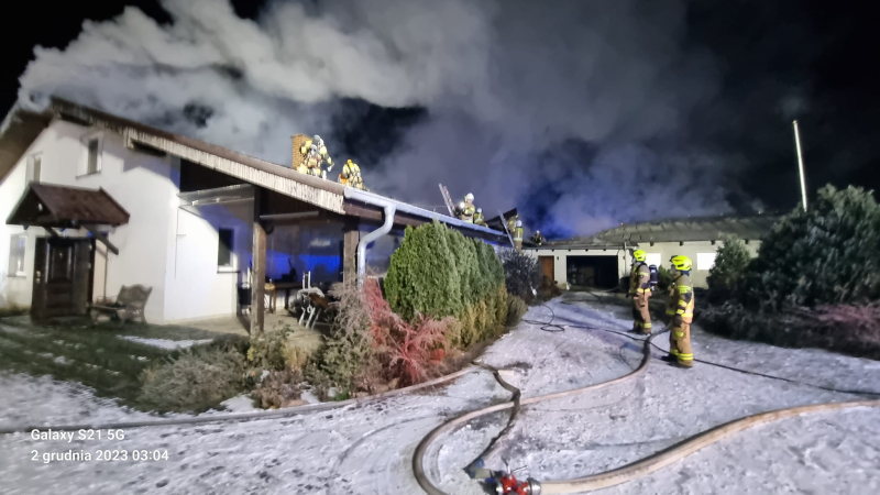 8/10 Pożar kurnika w Starym Polichnie. Spłonęło żywcem 6 tys. indyków