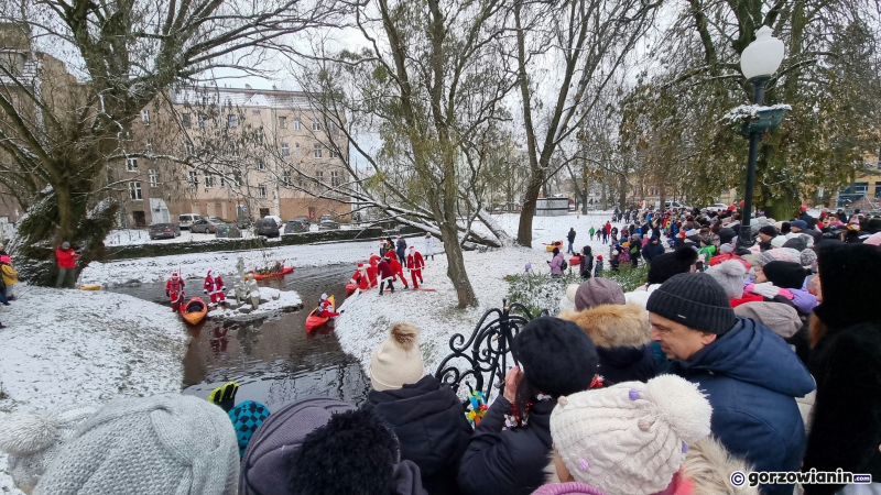 6/17 Orszak Mikołajów w kajakach przypłynął do Gorzowa