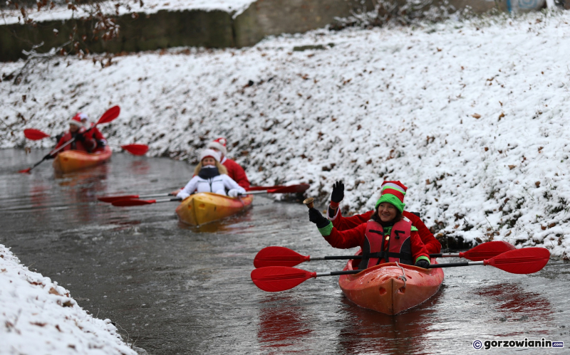 8/17 Orszak Mikołajów w kajakach przypłynął do Gorzowa