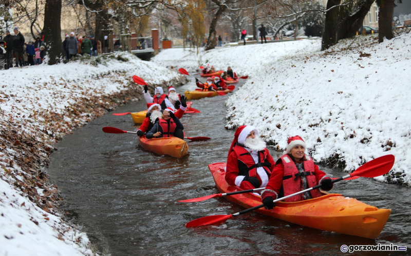 13/17 Orszak Mikołajów w kajakach przypłynął do Gorzowa
