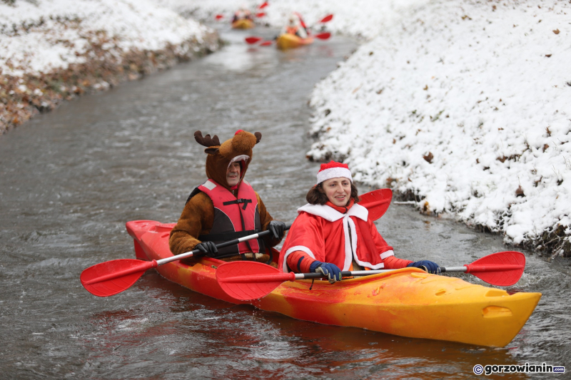 15/17 Orszak Mikołajów w kajakach przypłynął do Gorzowa