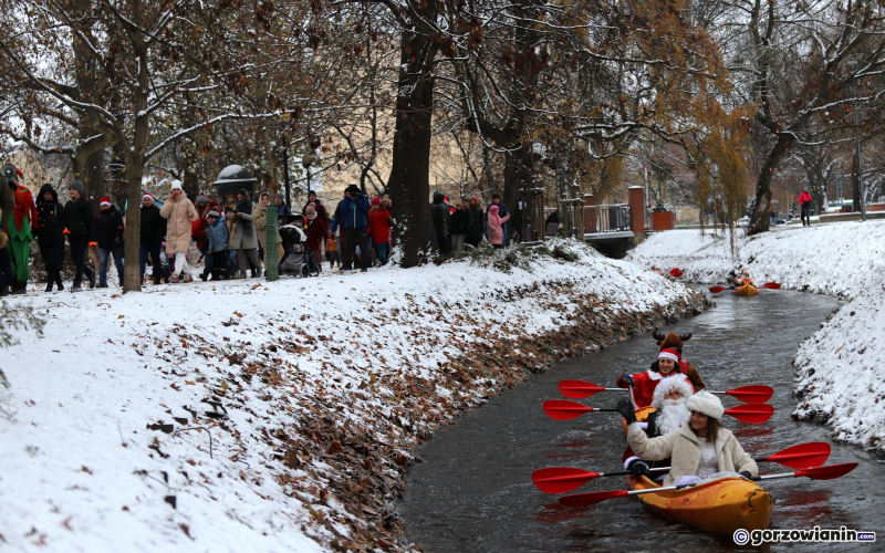 16/17 Orszak Mikołajów w kajakach przypłynął do Gorzowa