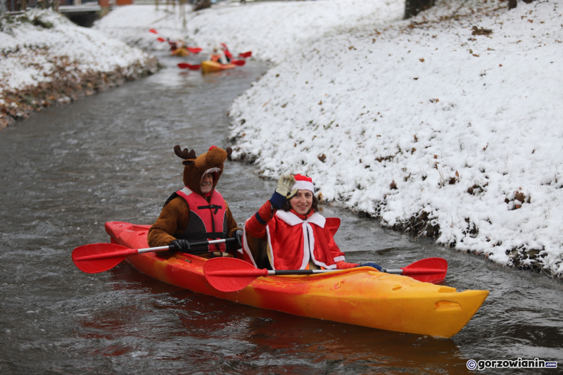 17/17 Orszak Mikołajów w kajakach przypłynął do Gorzowa