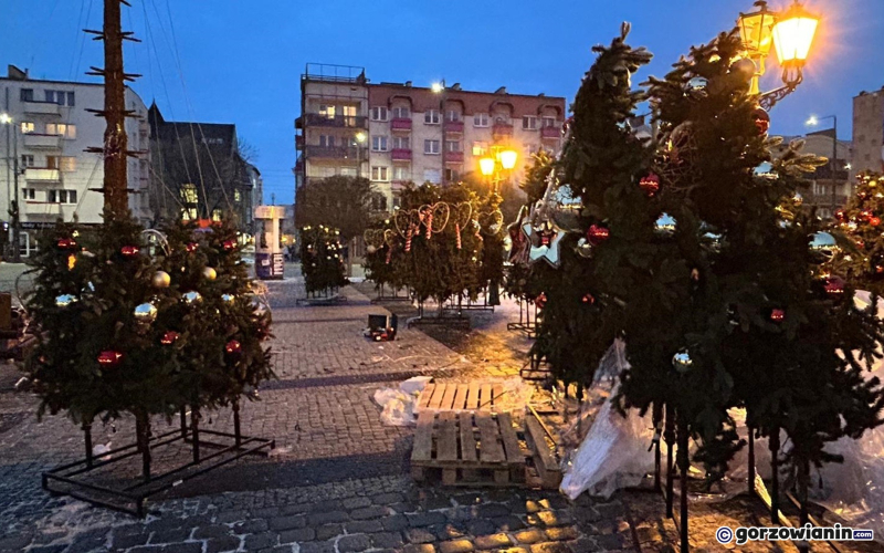 3/7 Montaż choinki na Starym Rynku w Gorzowie