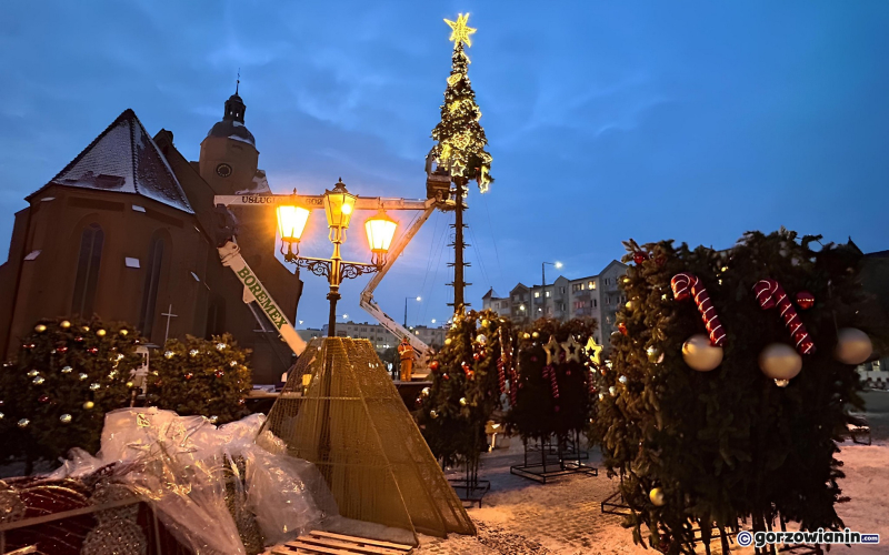 7/7 Montaż choinki na Starym Rynku w Gorzowie