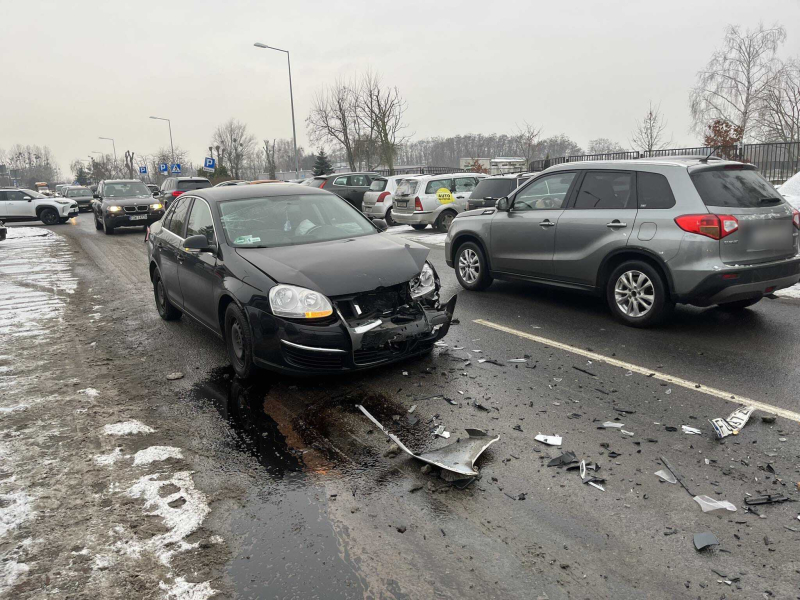 2/4 Zderzenie taksówki z volkswagenem przy szpitalu w Gorzowie