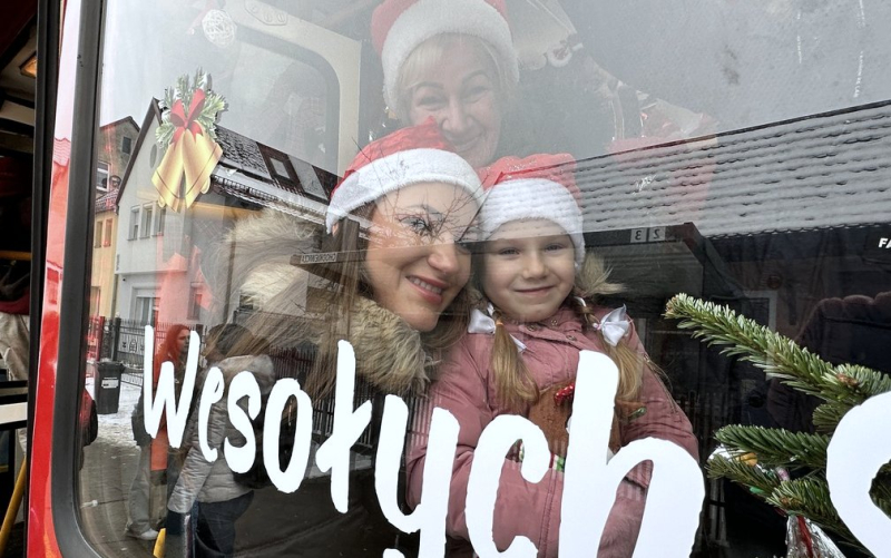13/13 Świąteczny smaczny tramwaj. Za sterami święty Mikołaj