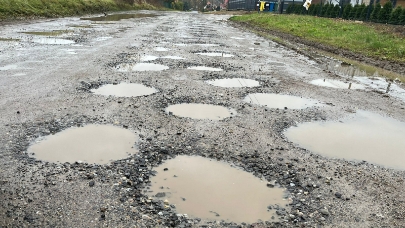 1/4 Droga powiatowa w Janczewie jest w katastrofalnym stanie