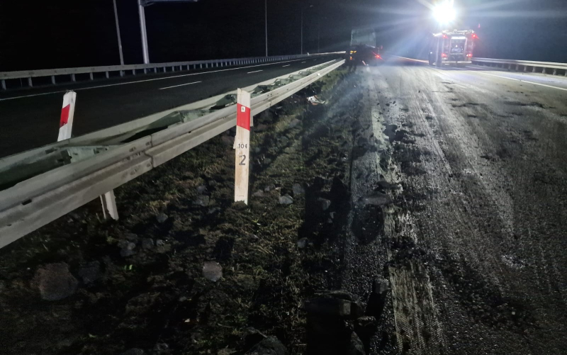 3/4 Wypadek na S3 koło Gorzowa. Na jezdnię wysypał się węgiel