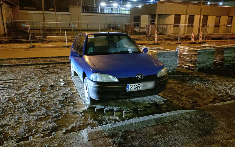 2/6 Gorzów. Rozebrali kostkę na parkingu, pośrodku zostawili auto