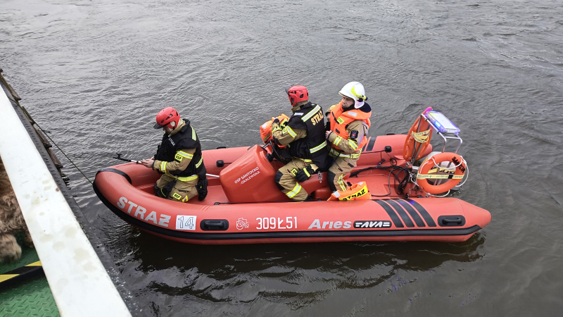 3/5 Kuna utknęła na mieliźnie w Santoku. Potrzebna była pomoc strażaków