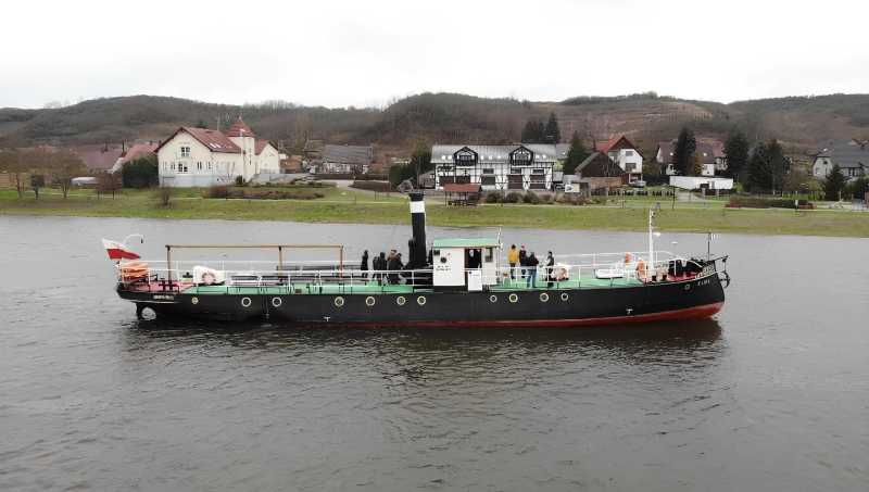 4/5 Kuna utknęła na mieliźnie w Santoku. Potrzebna była pomoc strażaków