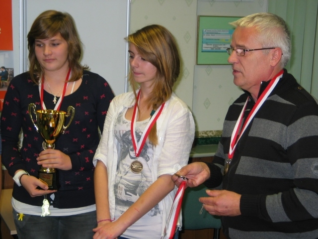 8/12 Barlinek: Pamiątkowe medale dla młodych piłkarek