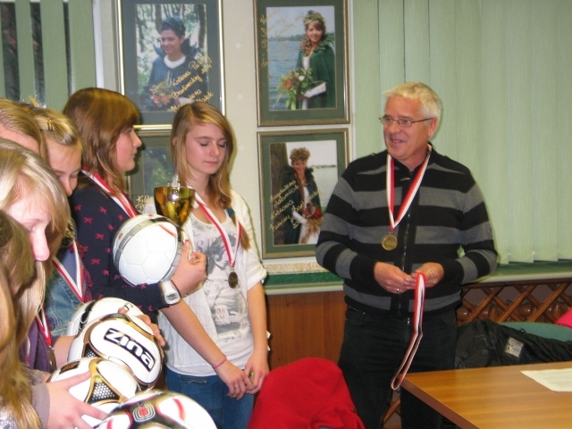 9/12 Barlinek: Pamiątkowe medale dla młodych piłkarek