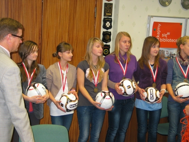 10/12 Barlinek: Pamiątkowe medale dla młodych piłkarek