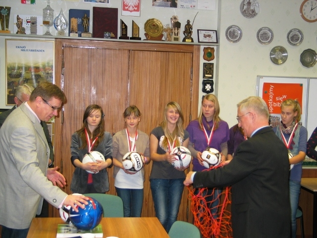 11/12 Barlinek: Pamiątkowe medale dla młodych piłkarek