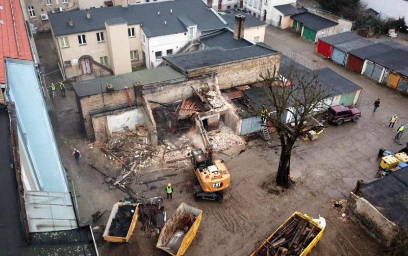 1/11 Wielka demolka przy ul. Armii Polskiej. Stare garaże poszły do rozbiórki