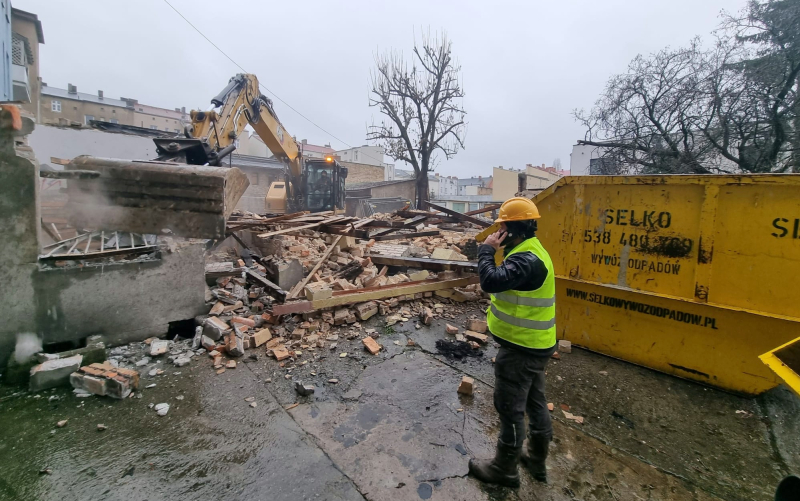 3/11 Wielka demolka przy ul. Armii Polskiej. Stare garaże poszły do rozbiórki