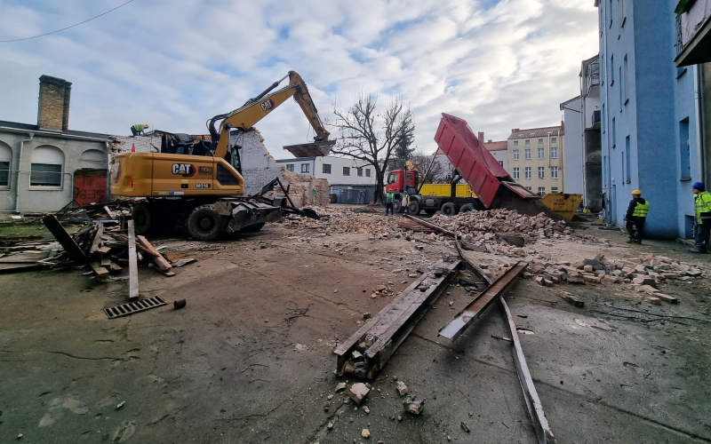 4/11 Wielka demolka przy ul. Armii Polskiej. Stare garaże poszły do rozbiórki