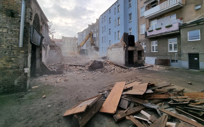 7/11 Wielka demolka przy ul. Armii Polskiej. Stare garaże poszły do rozbiórki