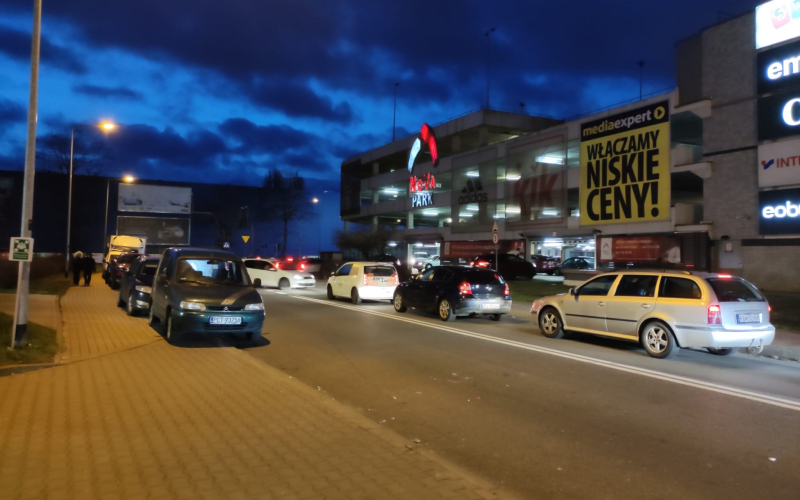3/9 Ogromne korki przy wyjeździe z Nova Park w przedświąteczną sobotę