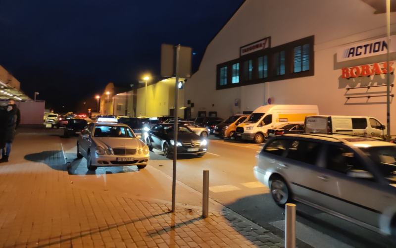 4/9 Ogromne korki przy wyjeździe z Nova Park w przedświąteczną sobotę