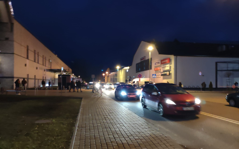 5/9 Ogromne korki przy wyjeździe z Nova Park w przedświąteczną sobotę