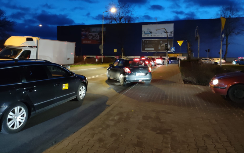 6/9 Ogromne korki przy wyjeździe z Nova Park w przedświąteczną sobotę