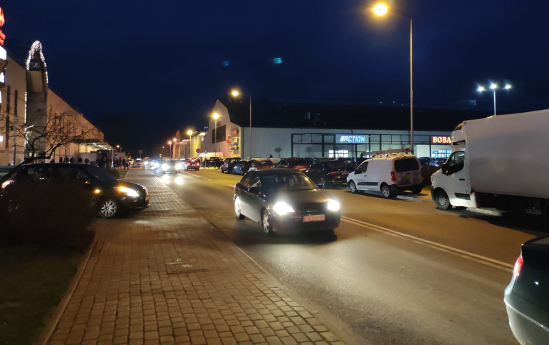 7/9 Ogromne korki przy wyjeździe z Nova Park w przedświąteczną sobotę