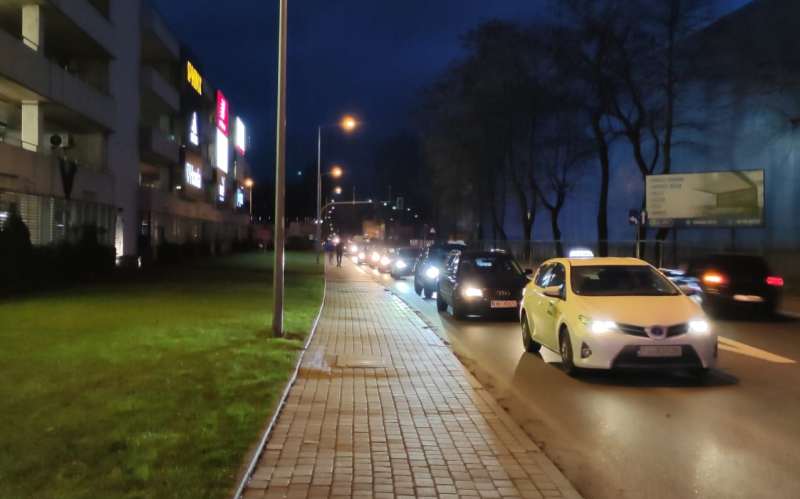 8/9 Ogromne korki przy wyjeździe z Nova Park w przedświąteczną sobotę