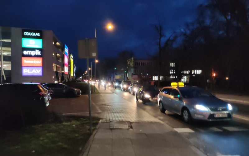9/9 Ogromne korki przy wyjeździe z Nova Park w przedświąteczną sobotę