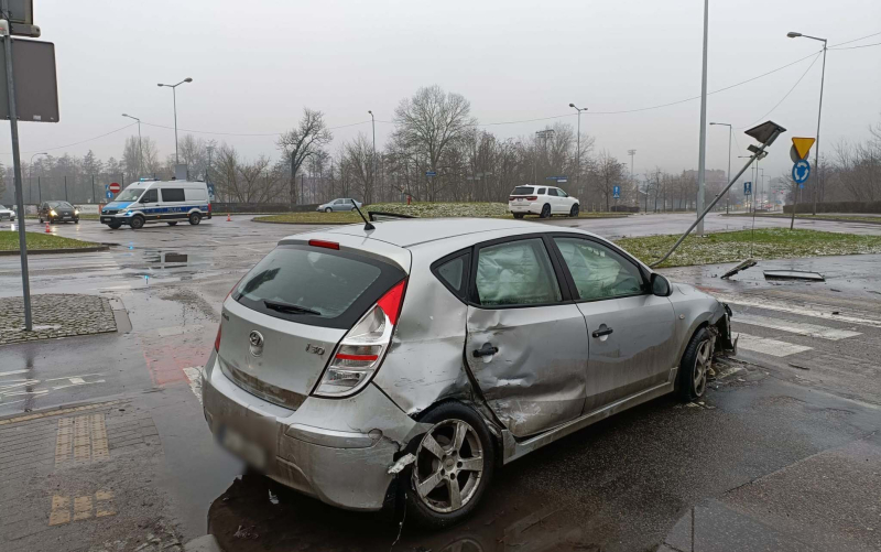 1/5 Wypadek na rondzie Wyszyńskiego. Dodge zderzył się z hyundaiem