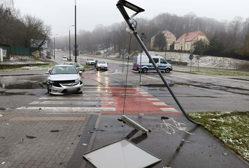 2/5 Wypadek na rondzie Wyszyńskiego. Dodge zderzył się z hyundaiem