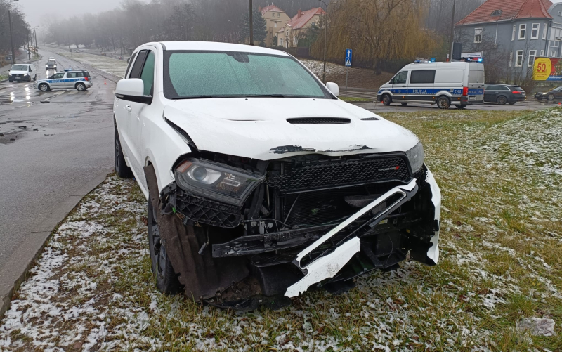 5/5 Wypadek na rondzie Wyszyńskiego. Dodge zderzył się z hyundaiem