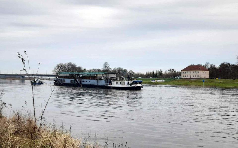 1/5 Barka Królowa Jadwiga została odholowana z Bulwaru Wschodniego w Gorzowie