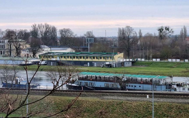 2/5 Barka Królowa Jadwiga została odholowana z Bulwaru Wschodniego w Gorzowie