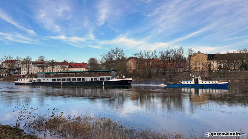 5/5 Barka Królowa Jadwiga została odholowana z Bulwaru Wschodniego w Gorzowie