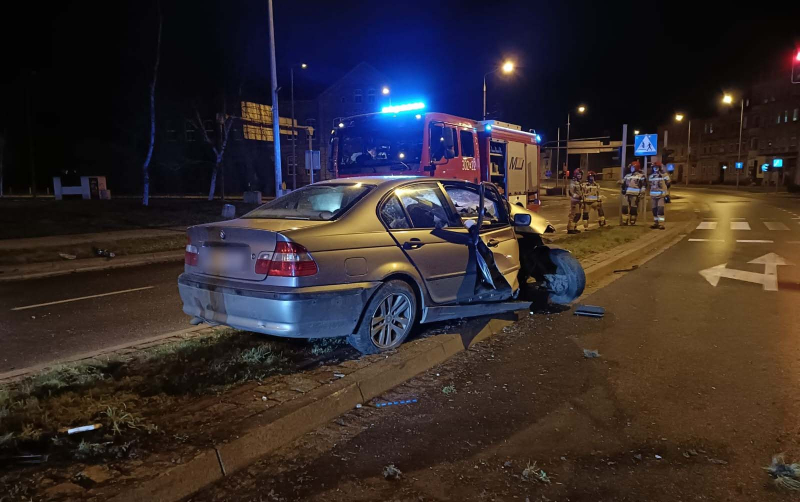 1/6 Kierujący roztrzaskał BMW o słup przy ul. Grobla