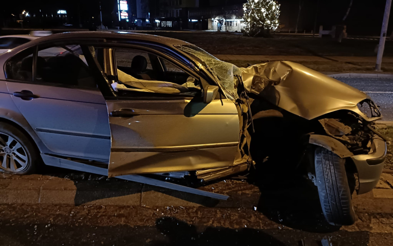 5/6 Kierujący roztrzaskał BMW o słup przy ul. Grobla