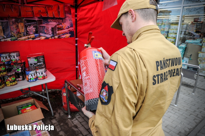 3/9 Kontrole stoisk z fajerwerkami w Gorzowie