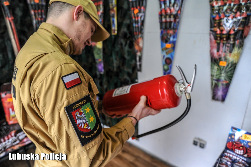 4/9 Kontrole stoisk z fajerwerkami w Gorzowie