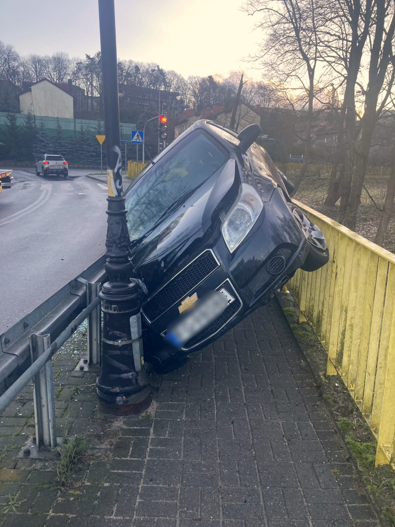 2/4 Chevrolet utknął między barierkami na mostku nad Kłodawką w Gorzowie