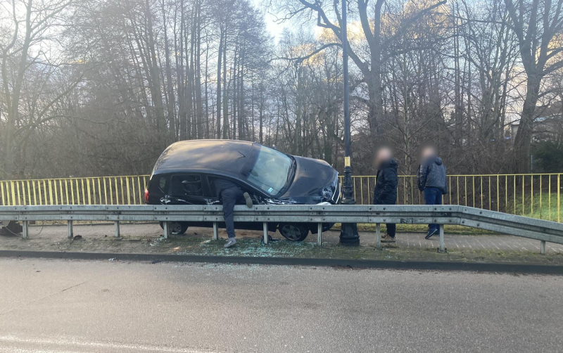3/4 Chevrolet utknął między barierkami na mostku nad Kłodawką w Gorzowie