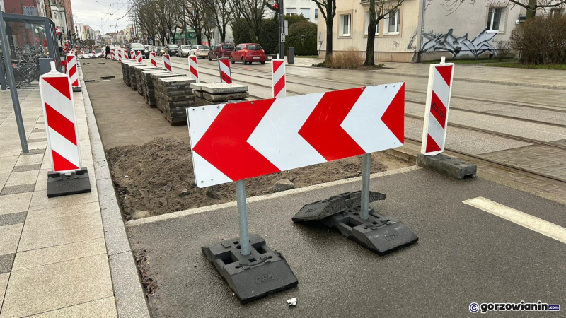 3/7 Ruszyła kolejna wymiana płyt na Sikorskiego przy Urzędzie Miasta Gorzowa