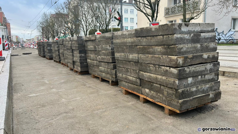 7/7 Ruszyła kolejna wymiana płyt na Sikorskiego przy Urzędzie Miasta Gorzowa